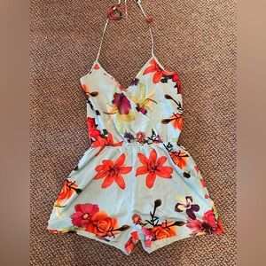 Super cute UK2LA romper with flower pattern and tie straps size M